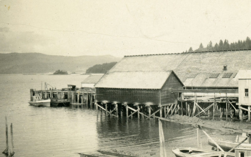 Conserverie et plage de la conserverie Alliford Bay.