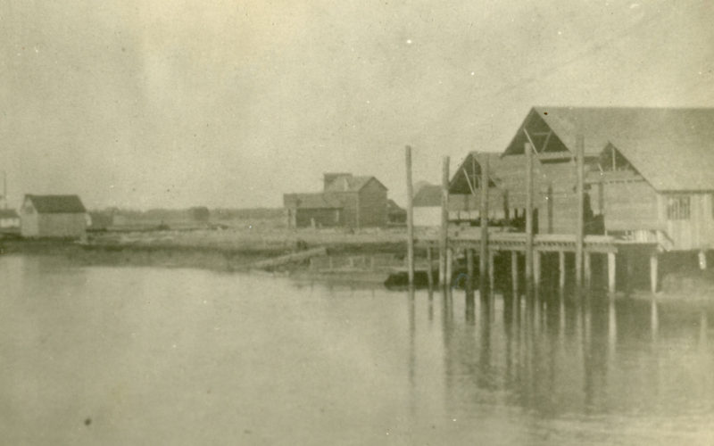 Bâtiments de la conserverie Burrard sur piliers sur le fleuve Fraser