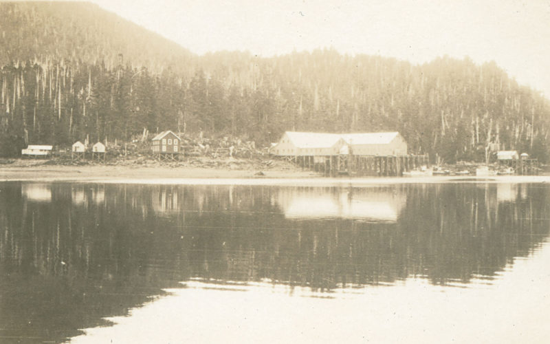 La conserverie Captain Cove et des bâtiments adjacents à la marée basse.