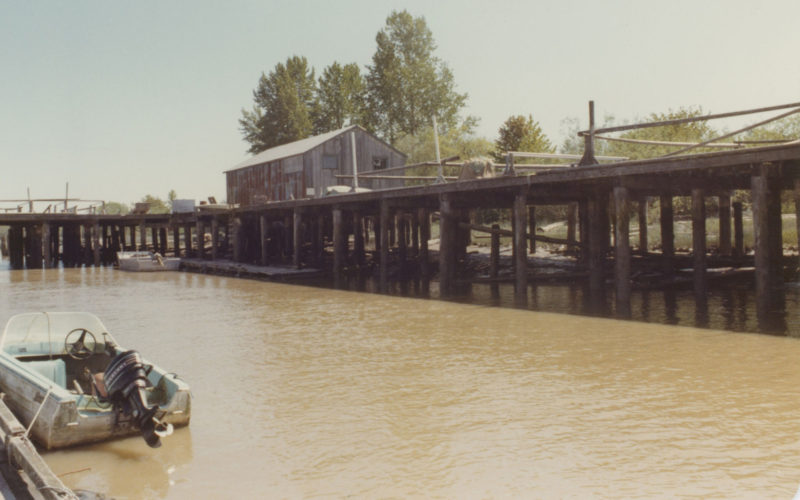 Quai à Currie-McWilliams, supports à filets et un petit bâtiment.