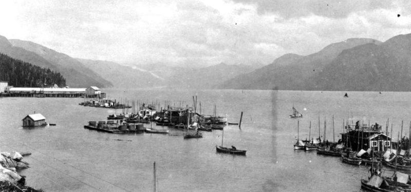 Des bâtiments, des bateaux et des quais à la conserverie Haysport.