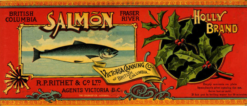 Saumon de la marque Holly de la compagnie Victoria Canning. On peut lire sur l'étiquette : « Saumon du fleuve Fraser en Colombie-Britannique. Compagnie Victoria Canning de Colombie-Britannique. Représentants R.P. Rithet et Cie ltée Victoria, C.-B. ».