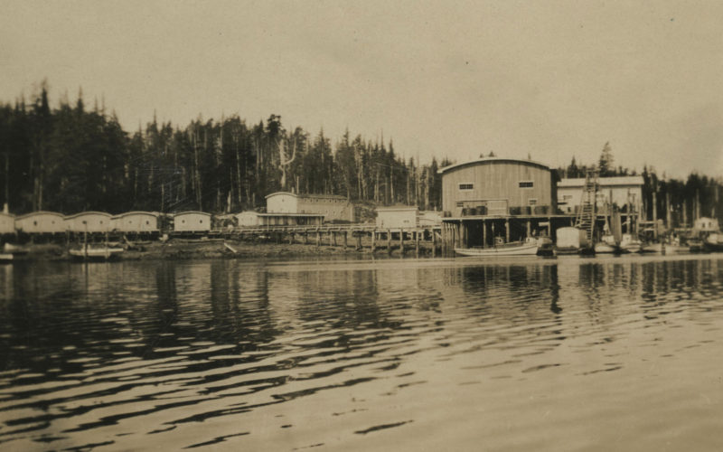 Bâtiments avec des toits incurvés à la conserverie de l'île Porcher.