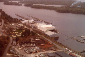 Vue aérienne des bâtiments de la conserverie et du chantier naval.