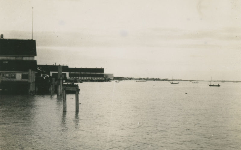 Le bord de l'eau à Steveston et plusieurs façades de conserveries.