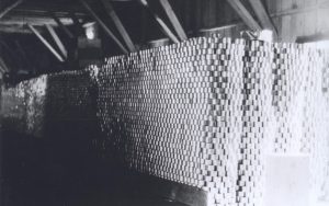 Des boîtes de conserve sont empilées jusqu'au plafond dans un bâtiment en bois.