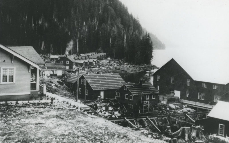 La conserverie Walker Lake vue du terrain se trouvant derrière la conserverie avec le canal Cannery Johnstone que l'on peut apercevoir derrière les bâtiments.