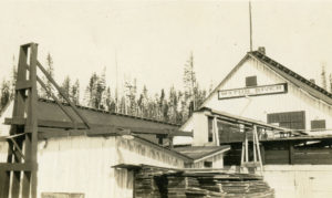 Élévateurs à poissons à la conserverie Watun River. «Watun River Cannery» est peint sur une enseigne accrochée au bâtiment.