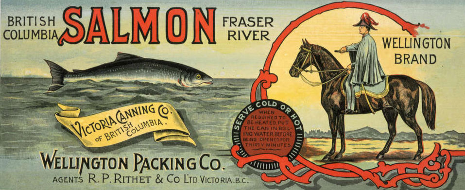 Étiquette d'une boîte de conserve de saumon de la compagnie Wellington Packing. Le texte de l'étiquette : « Saumon du fleuve Fraser en Colombie-Britannique. Compagnie Victoria Canning de Colombie-Britannique », inscrit sur les images d'un saumon et d'un soldat britannique.