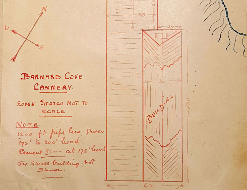 Croquis dessiné à la main à l'encre rouge du site de la conserverie Barnard Cove avec des notes liées à la conserverie : « Barnard Cove Cannery- Rough Sketch not to scale ».
