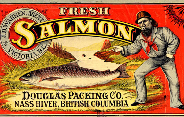 Sur l'étiquette on peut y voir un saumon et un matelot sur un fond rouge vif.