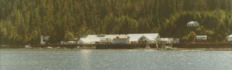 Les installations de la conserverie Goose Bay vues de l'eau.
