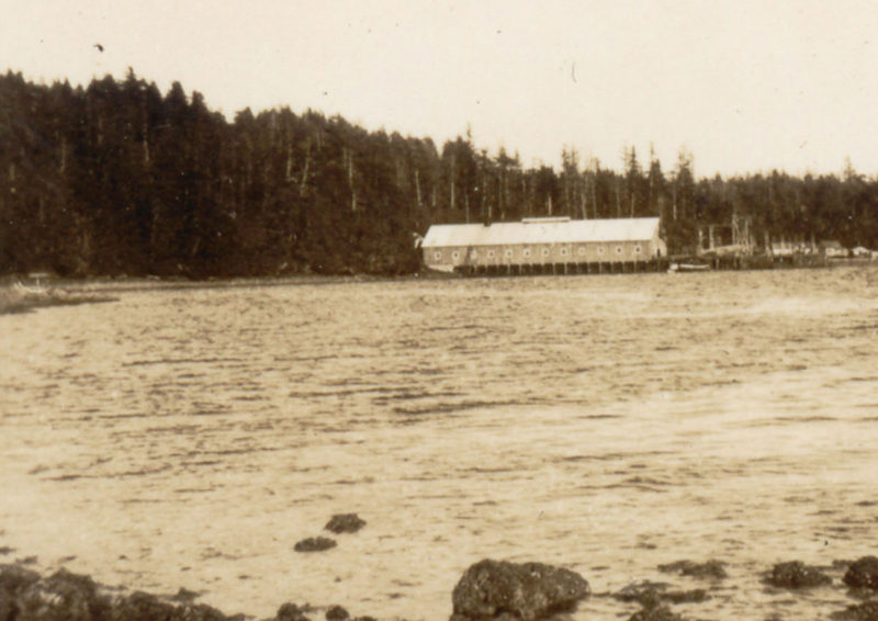 Le bâtiment principal de la conserverie vu de l'autre côté de la baie.
