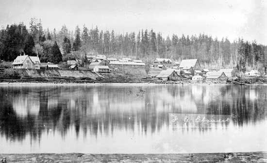 Ensemble de bâtiments sur la rive vus de l'eau.