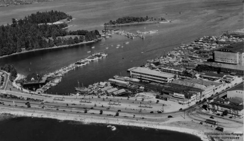 Vue aérienne de bâtiments commerciaux et de bateaux dans Coal Harbour à Vancouver.