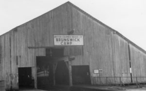 Cale sèche du camp Brunswick avec un écriteau portant la mention « British Columbia Packers Ltd. Brunswick Camp ».