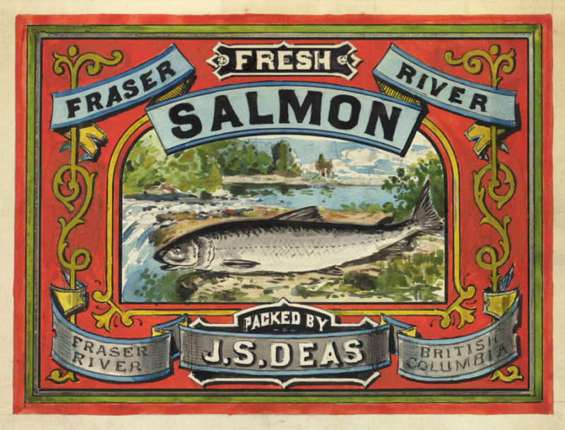 Étiquette de boîte de conserve : « Saumon frais du fleuve Fraser emballé par J.S. Deas. Fleuve Fraser, Colombie-Britannique. » L'étiquette comprend une illustration à l'avant-plan d'un saumon superposé sur une scène idyllique d'un cours d'eau.