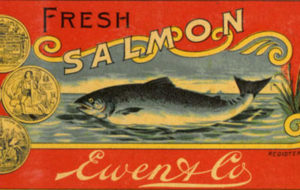 Étiquette rouge présentant un saumon nageant, des pièces de monnaie et un lion.