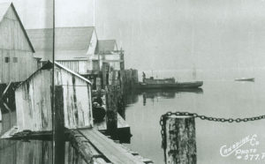Le bâtiment principal de la conserverie était supporté par des pontons flottants et des pilotis. La mention « Canadian Co. Photo #577.P. » est inscrite sur la photo.